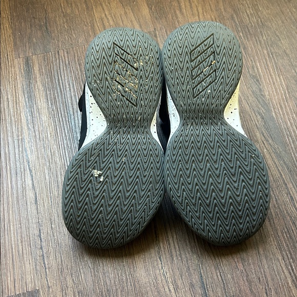 Adidas Kids Cross 'Em Up 5 Wide basketball shoes Black/Gold/White, size 12.5K - Picture 7 of 7